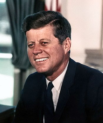 English: John F. Kennedy, photograph in the Ov...