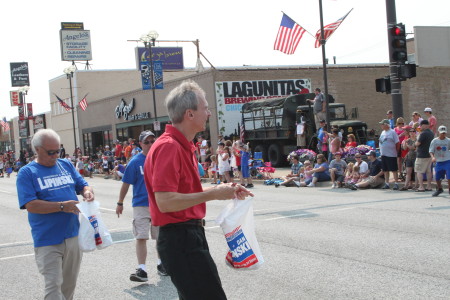 Congressman Dan Lipinski passing out candy on the parade route